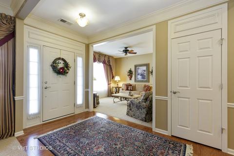 702 Breezy, Elgin, IL 60124 photo 4