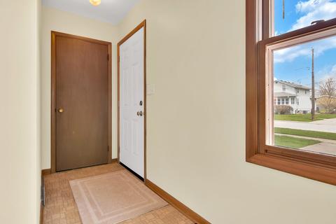 665 Ludlow Ave, Elgin, IL 60120 photo 6
