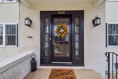 808 N Cross St, Wheaton, IL 60187 photo 2