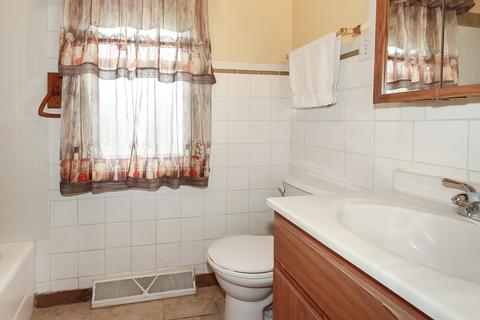 2240 Cedar St, Des Plaines, IL 60018 photo 15