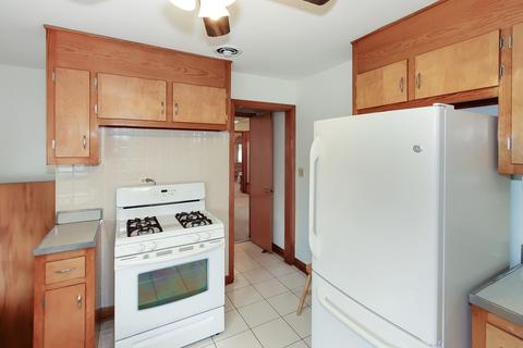 2240 Cedar St, Des Plaines, IL 60018 photo 10