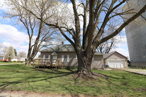 6904 Cotton St, Clinton, IL 61727 photo 2