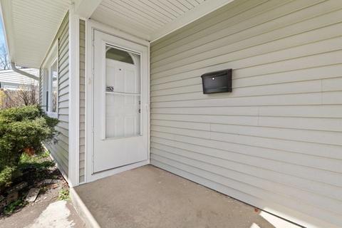 219 E Wayne Pl, Wheeling, IL 60090 photo 2