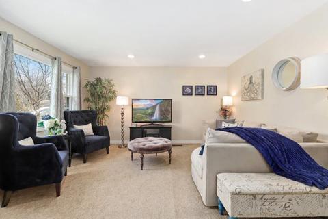 219 E Wayne Pl, Wheeling, IL 60090 photo 4