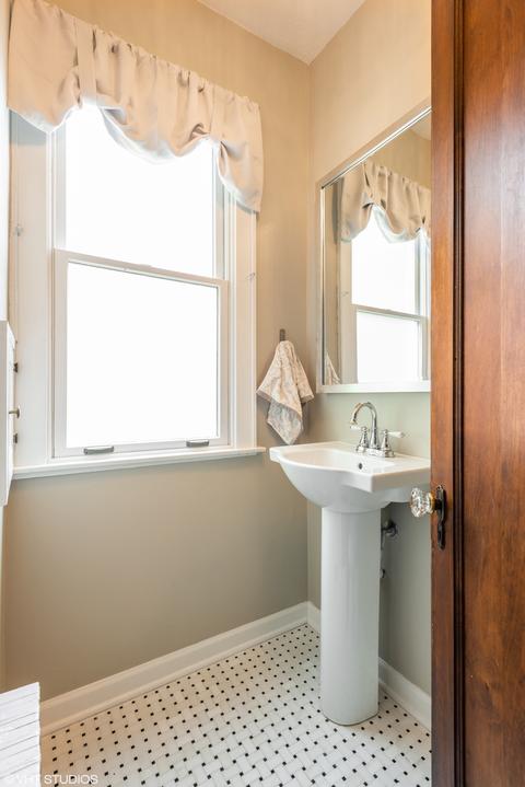 129 S Summit St, Wheaton, IL 60187 photo 6