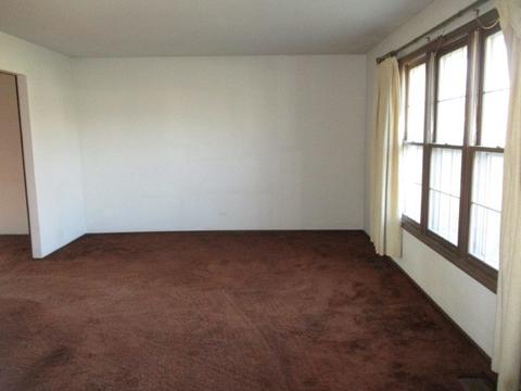 1490 N Oakmont Rd, Hoffman Estates, IL 60169 photo 2