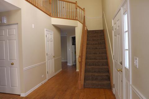 1060 Huron Ct, Elgin, IL 60120 photo 2