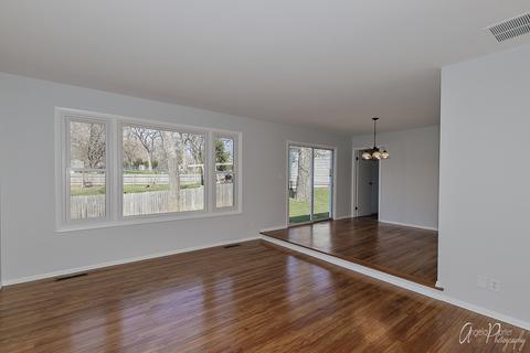 4704 Chesterfield Dr, Mchenry, IL 60050 photo 3