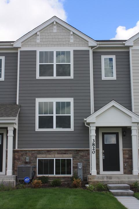 3820 Honeysuckle Ln, Elgin, IL 60124 photo 2