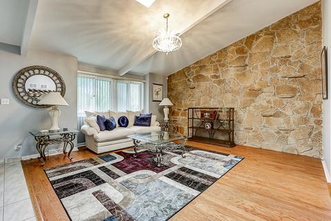 110 S Grant Dr, Addison, IL 60101 photo 3