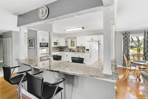 555 Aberdeen St, Hoffman Estates, IL 60169 photo 6