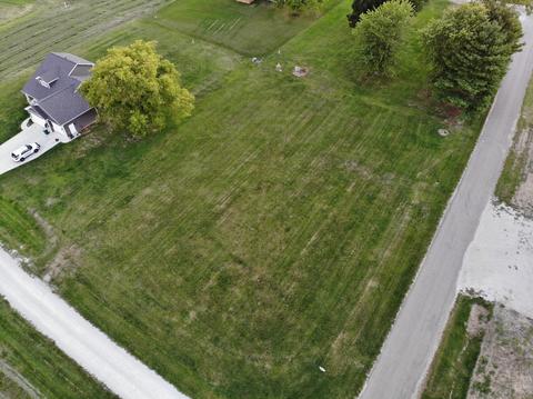 7800 Anita Ln, Clinton, IL 61727