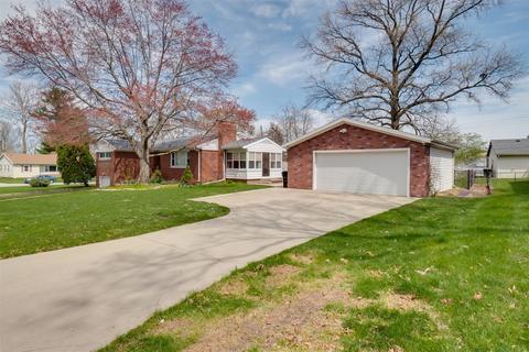 17 Walker Dr, Bloomington, IL 61701 photo 2