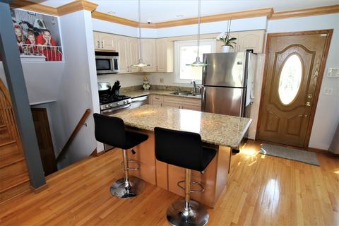 1005 S Robert Dr, Mount Prospect, IL 60056 photo 3