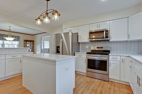 820 Freeman Rd, Hoffman Estates, IL 60192 photo 3