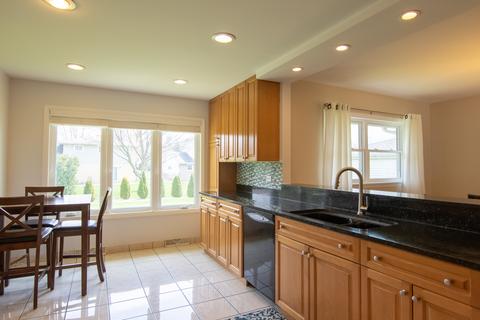 1067 Sherwood Dr, Wheeling, IL 60090 photo 3