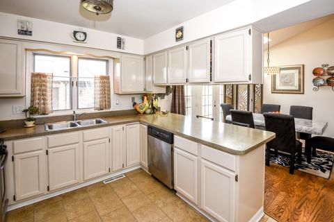 1928 Golf View Dr, Bartlett, IL 60103 photo 2