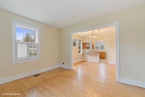 645 Algona Ave, Elgin, IL 60120 photo 4