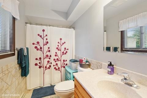 50 Devonshire Cir, Elgin, IL 60123 photo 13