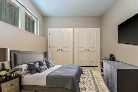 4555 S Champlain Ave, Chicago, IL 60653 photo 11