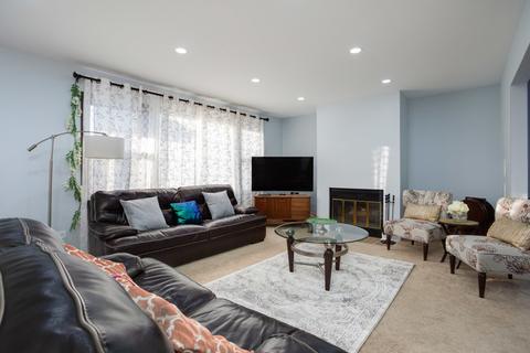 1229 Mallard Dr, Elgin, IL 60123 photo 2