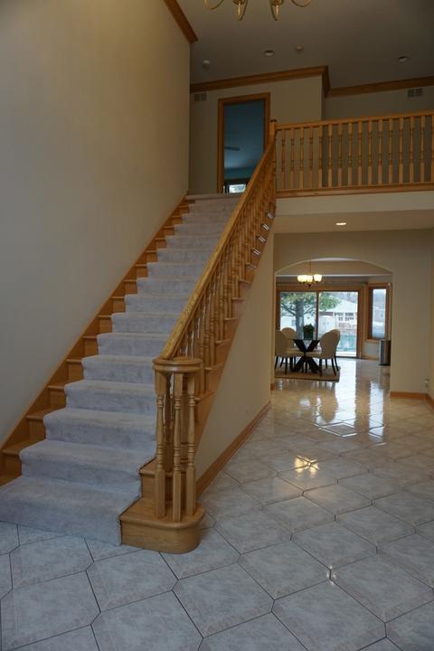 910 Carlow Dr, Des Plaines, IL 60016 photo 2