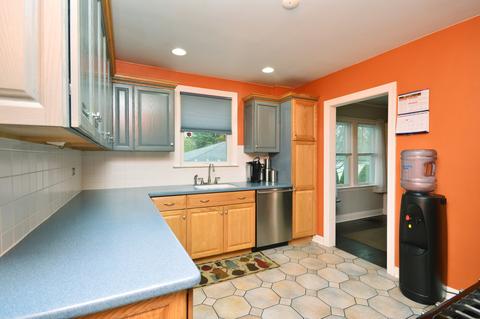 386 S Wolf Rd, Des Plaines, IL 60016 photo 9