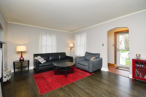 386 S Wolf Rd, Des Plaines, IL 60016 photo 4