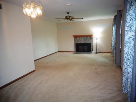 4 Crestview Ct, Le Roy, IL 61752 photo 2