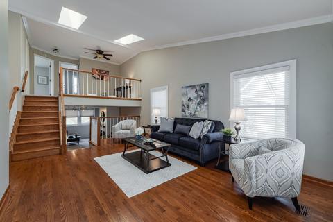 1055 Devonshire Ave, Naperville, IL 60540 photo 4