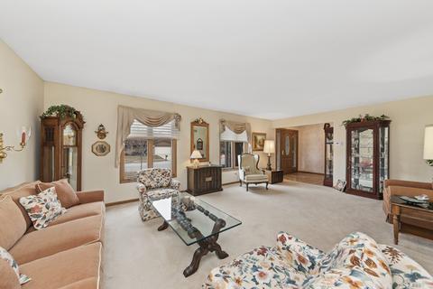 449 Waterford Dr, Willowbrook, IL 60527 photo 2