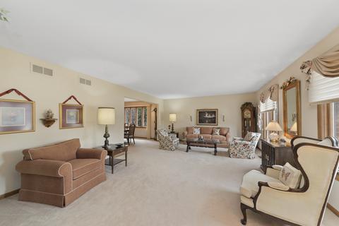 449 Waterford Dr, Willowbrook, IL 60527 photo 3