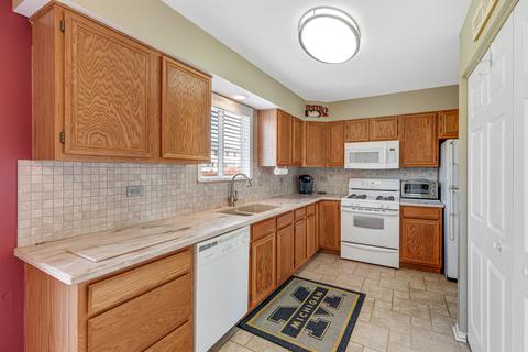 555 Foxford Rd, Bartlett, IL 60103 photo 9