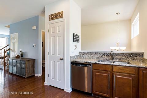 216 Comstock Dr, Elgin, IL 60124 photo 3