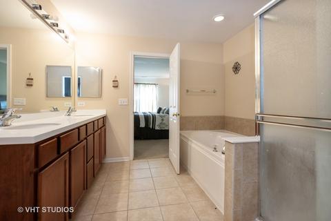 321 Monument Rd, Elgin, IL 60124 photo 9