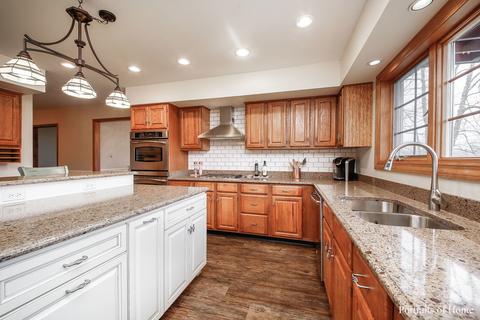 718 Braintree Ln, Bartlett, IL 60103 photo 14