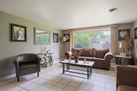 347 Florida Ave, Aurora, IL 60506 photo 2