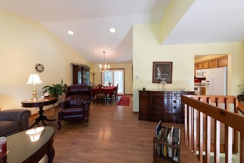 210 Meadow Ln, Oakwood Hills, IL 60013 photo 4