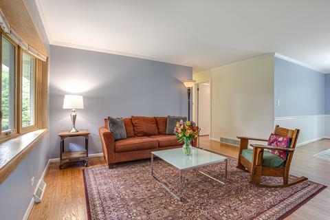 1105 W Pendleton Pl, Mount Prospect, IL 60056 photo 5