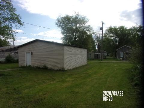 320 N Maple St, Clinton, IL 61727 photo 3