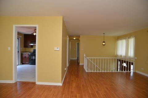 1375 Gloucester Ct, Hoffman Estates, IL 60192 photo 2