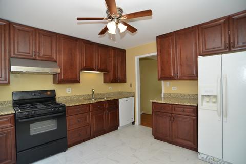 1375 Gloucester Ct, Hoffman Estates, IL 60192 photo 4