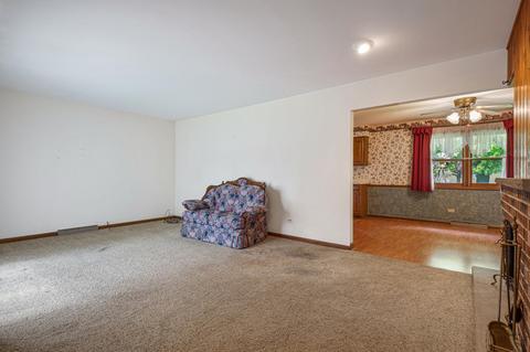 984 Ruth Dr, Elgin, IL 60123 photo 3