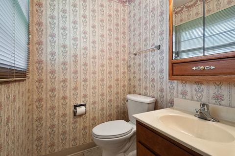 984 Ruth Dr, Elgin, IL 60123 photo 15