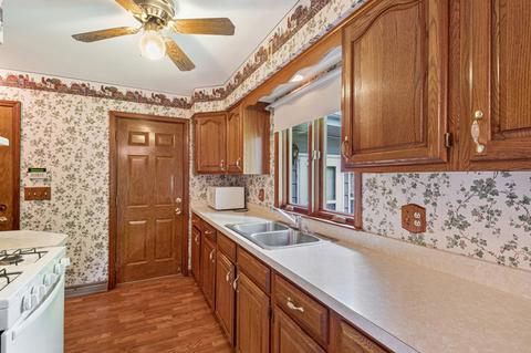 984 Ruth Dr, Elgin, IL 60123 photo 9
