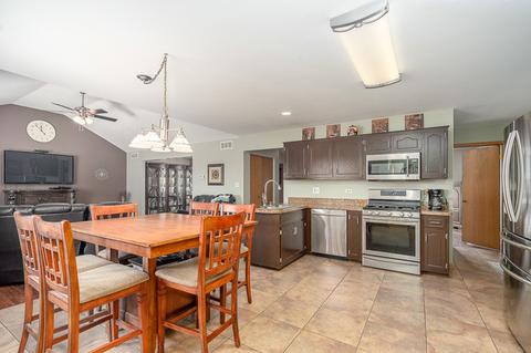 811 Edgewater Dr, Minooka, IL 60447 photo 6