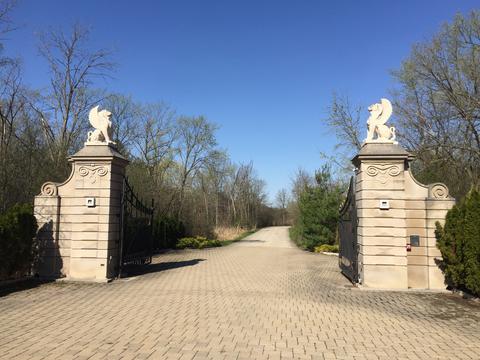 2 Hickory Dr, Mettawa, IL 60048