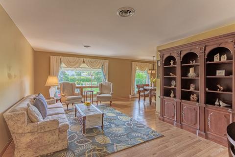 805 E Golfview Dr, Mount Prospect, IL 60056 photo 3