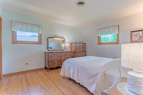 805 E Golfview Dr, Mount Prospect, IL 60056 photo 9