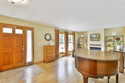 940 Pebble Dr, Wheeling, IL 60090 photo 4